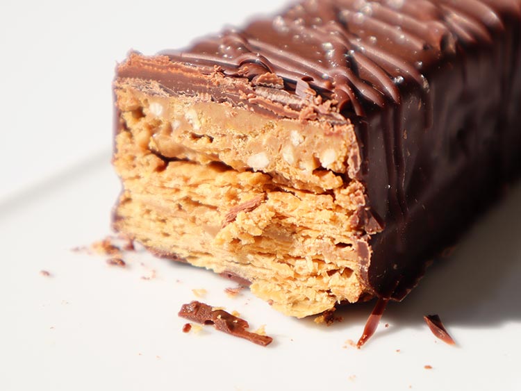 ホレンディッシェ・カカオシュトゥーベの銀座三越限定「銀座ミルフィーユクランチ」。断面画像。