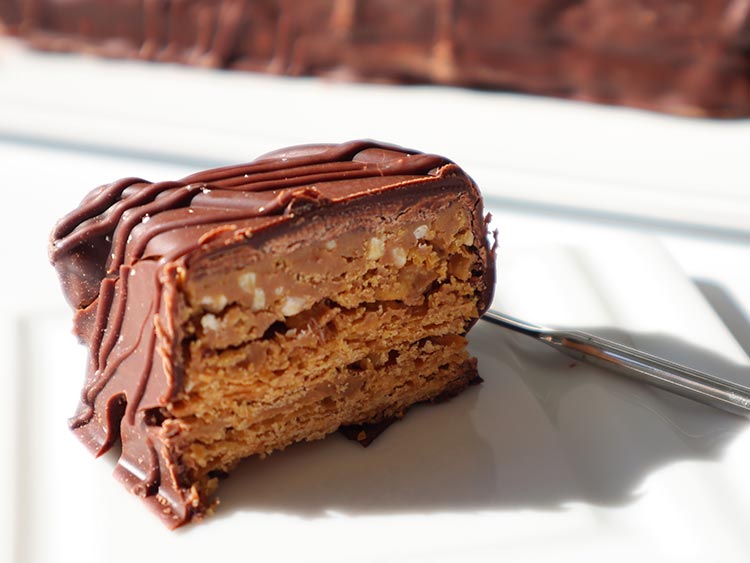 ホレンディッシェ・カカオシュトゥーベの銀座三越限定「銀座ミルフィーユクランチ」。断面画像。