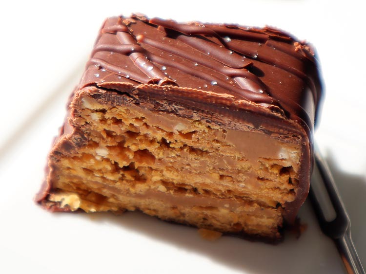 ホレンディッシェ・カカオシュトゥーベの銀座三越限定「銀座ミルフィーユクランチ」。断面画像。