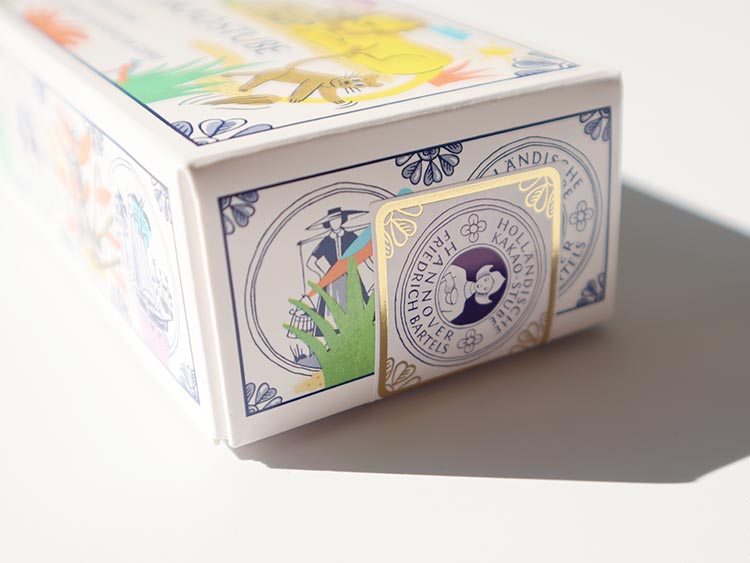 ホレンディッシェ・カカオシュトゥーベの銀座三越限定「銀座ミルフィーユクランチ」。パッケージ右側面部のデザイン。