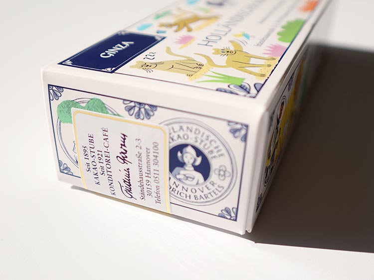 ホレンディッシェ・カカオシュトゥーベの銀座三越限定「銀座ミルフィーユクランチ」。パッケージ左側面部のデザイン。