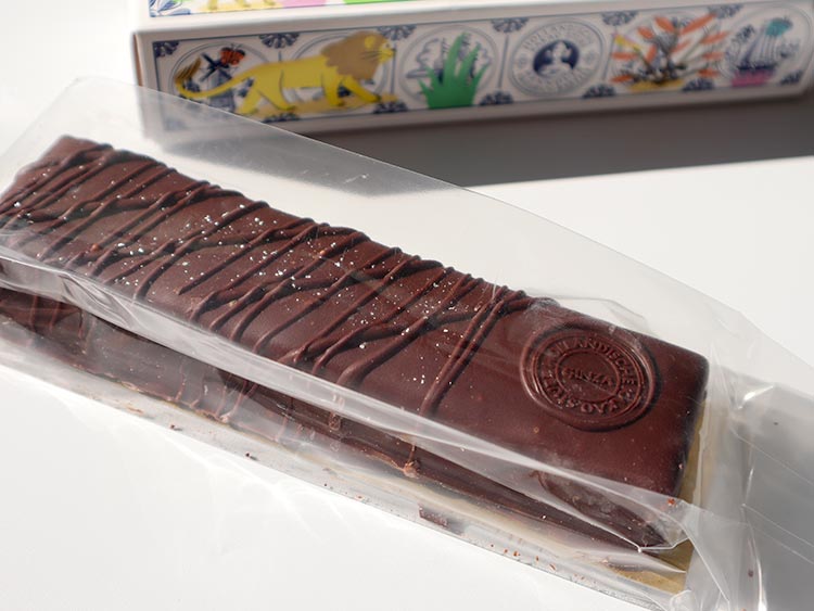 ホレンディッシェ・カカオシュトゥーベの銀座三越限定「銀座ミルフィーユクランチ」。パッケージ内容。