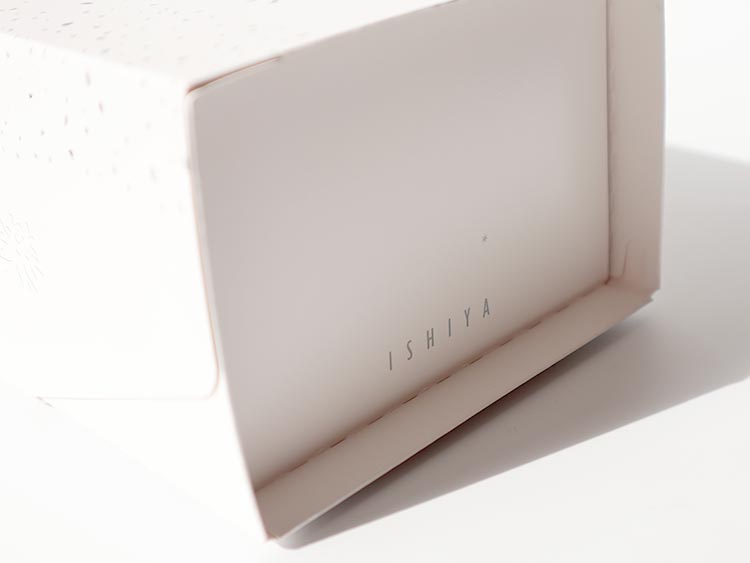 白い恋人ロールケーキのパッケージ