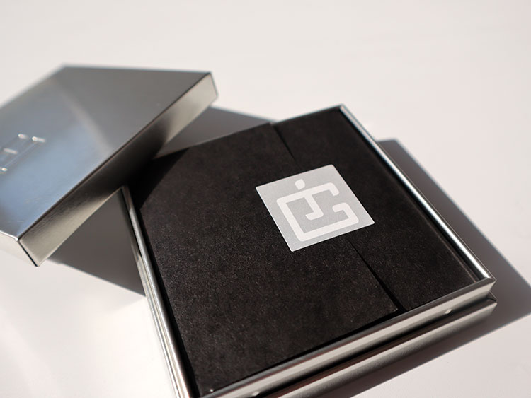 ジャック・ジュナン ボンボンショコラ 中紙と緩衝材