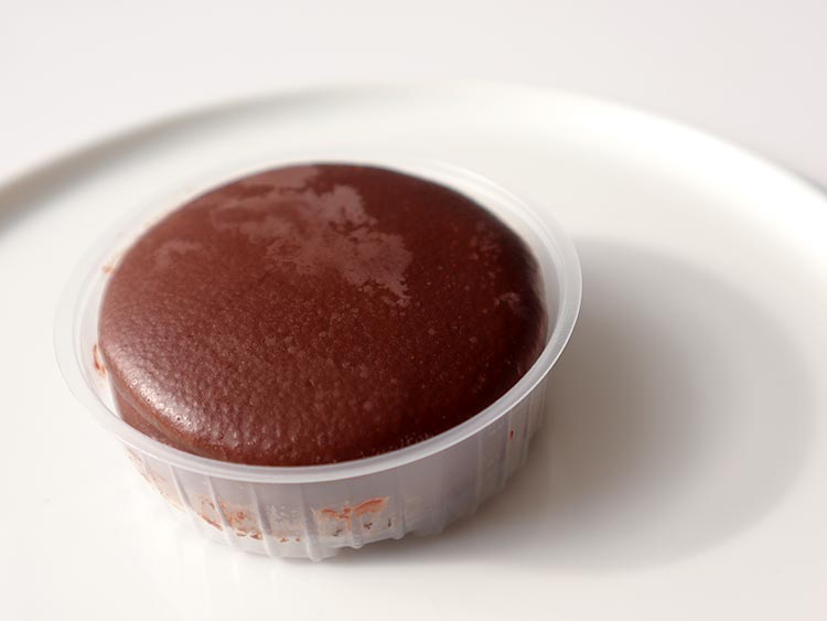 治一郎「キャラメルチョコサンド」を開封した様子