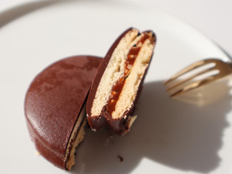 治一郎「キャラメルチョコサンド」を実食。香ばしいキャラメルと濃厚チョコが絶妙に調和した味わい