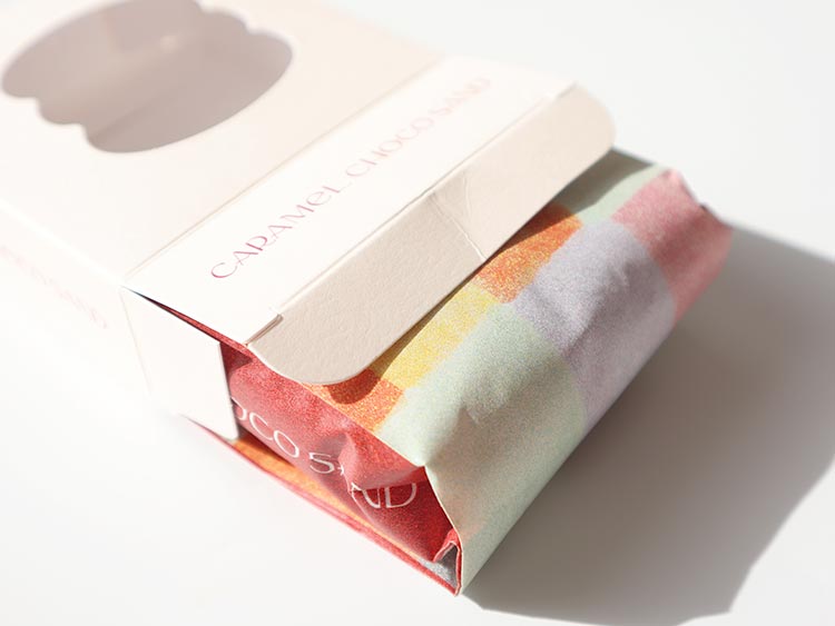 治一郎「キャラメルチョコサンド」を開封した様子