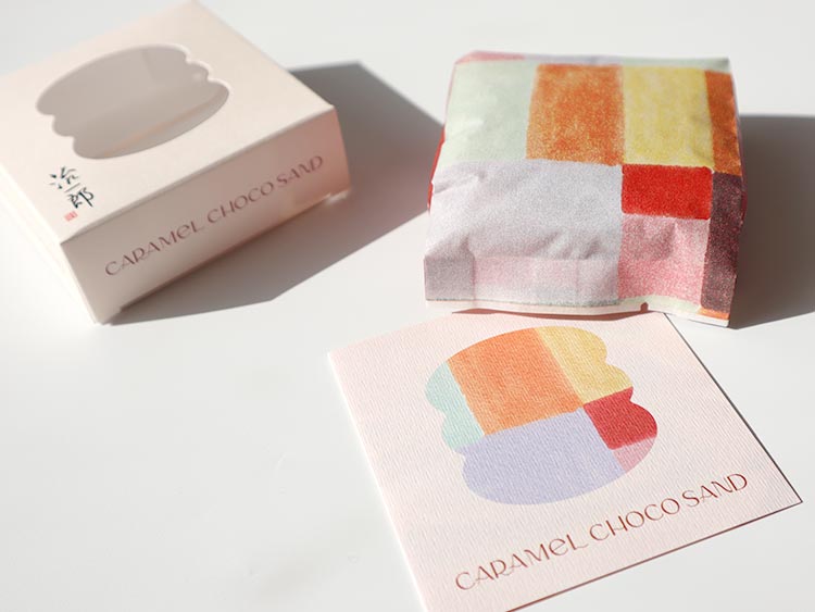 治一郎「キャラメルチョコサンド」を開封した様子