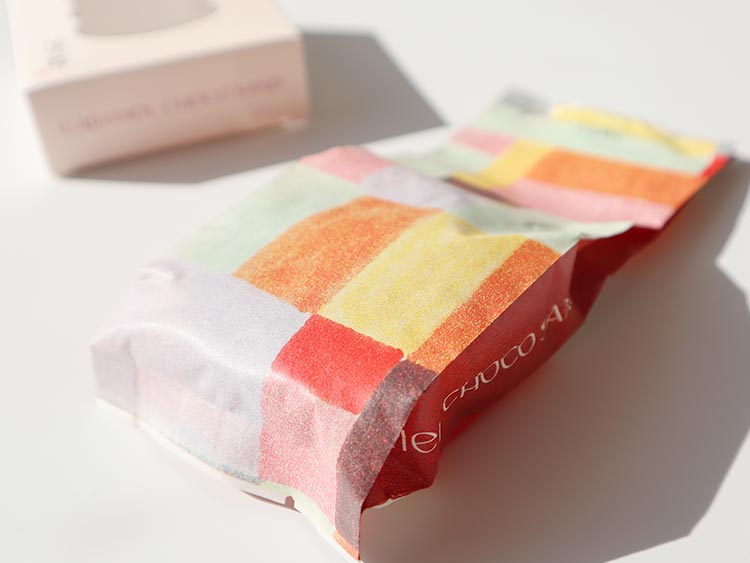 治一郎「キャラメルチョコサンド」を開封した様子