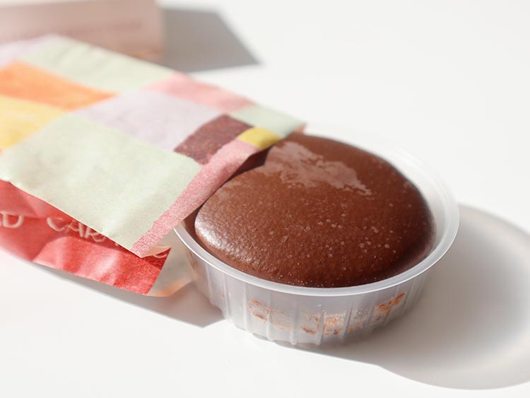 治一郎「キャラメルチョコサンド」を開封した様子