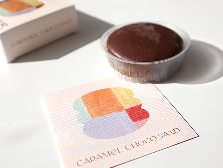 治一郎「キャラメルチョコサンド」を開封した様子