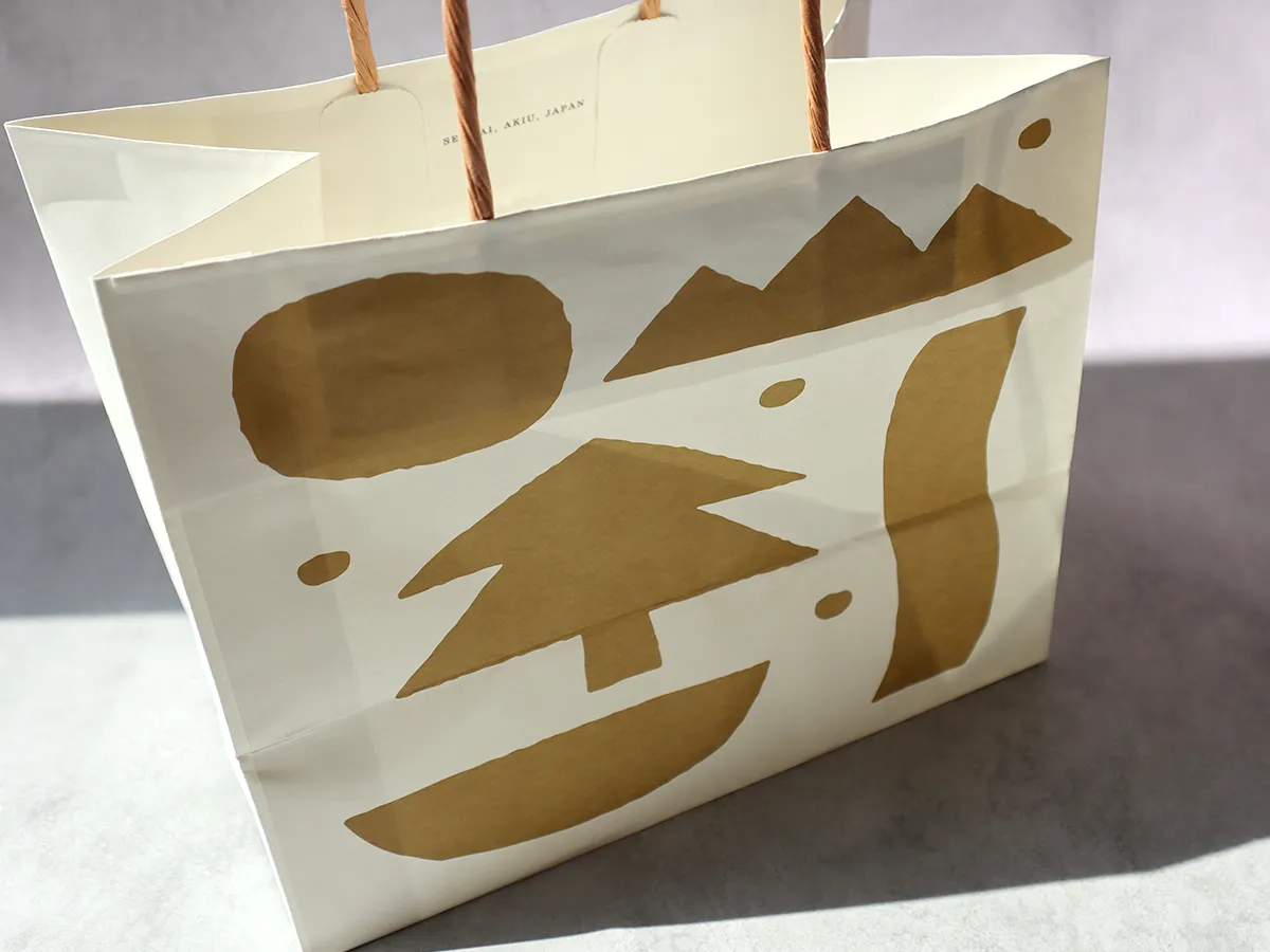 ショッパー裏面に描かれた秋保の自然をモチーフにしたイラスト