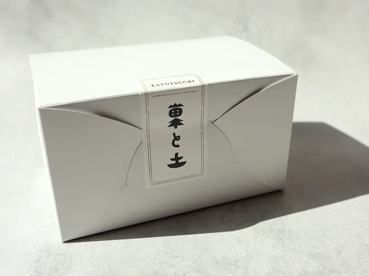 アキウプリンが入ったブランドシール付きの化粧箱