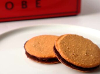 神戸フランツ | とろけるキャラメルが魅力の焼き菓子「神戸魔法のキャラメルサンド」を実食レビュー