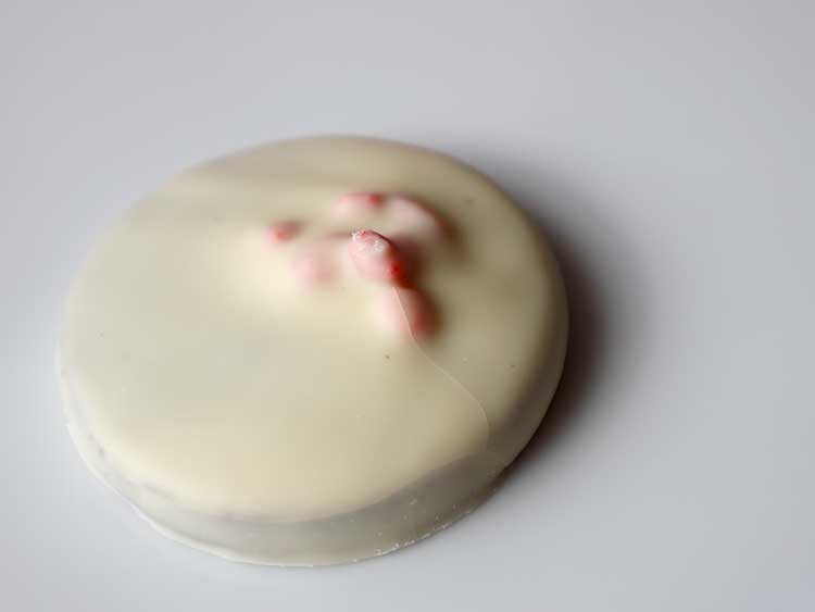 神戸フランツ 神戸苺トリュフサブレ ホワイトチョココーティングと苺トッピングの特徴