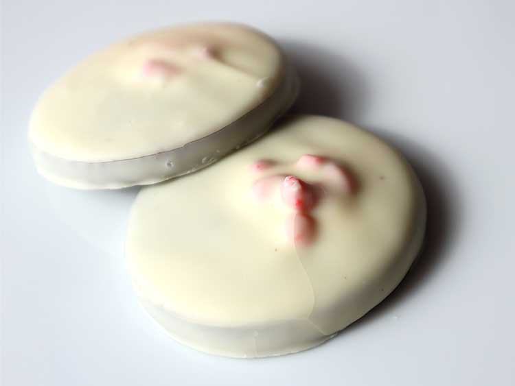 神戸フランツ 神戸苺トリュフサブレ 断面とチョコレートコーティングの味わい