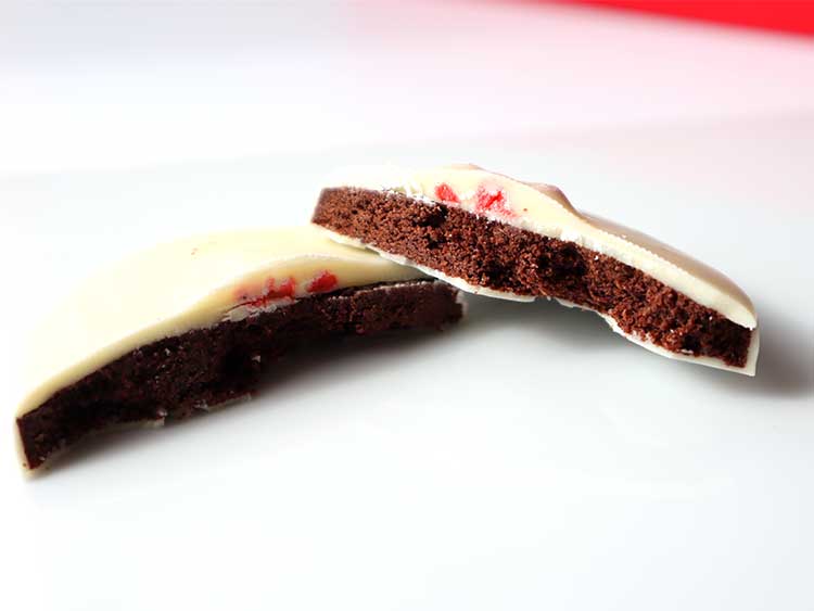 神戸フランツ 神戸苺トリュフサブレ 断面とチョコレートコーティングの味わい