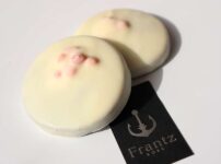 神戸フランツ | 魔法の口どけと甘酸っぱい苺が魅力の季節限定「神戸苺トリュフサブレ」を実食レビュー