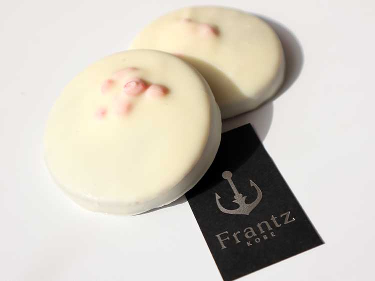 神戸フランツ 神戸苺トリュフサブレ 断面とチョコレートコーティングの味わい