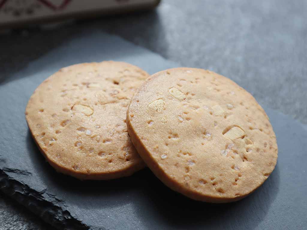 leTAO(ルタオ)　小樽本店限定のドルチーナ・クワトロフォルマッジは4種類のチーズとクローバー蜂蜜を使用した贅沢なクッキー
