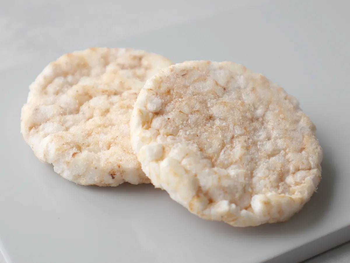 香ばしいお米の風味と程よい塩味が楽しめる「ささぽん」