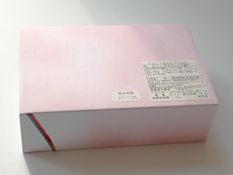 パティスリー クルール　「サブレ ショコラ アソルティ」スリーブ裏側に商品情報のシール