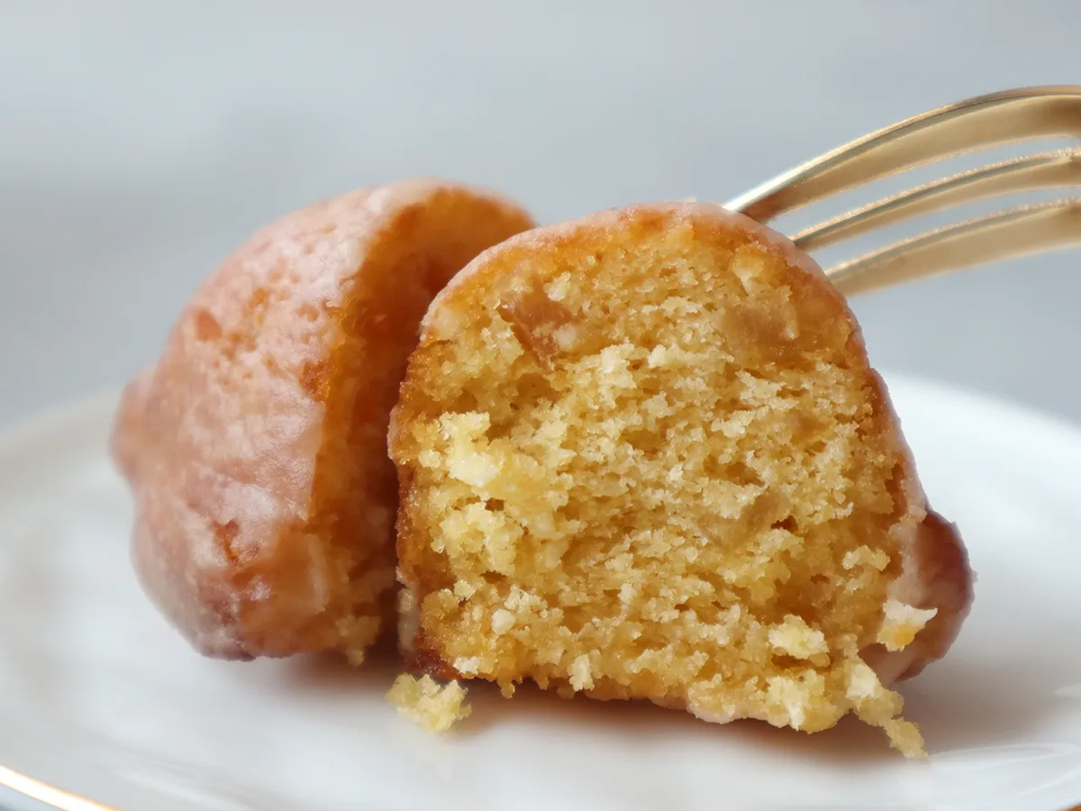 レモンピールがたっぷり入った、しっとり食感のレモンケーキ断面
