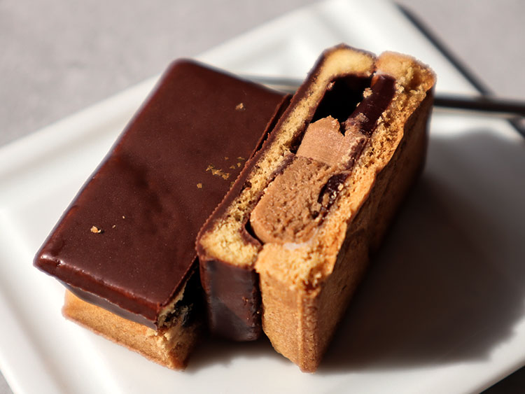 バターサンドオペラの断面とチョコレートクリーム