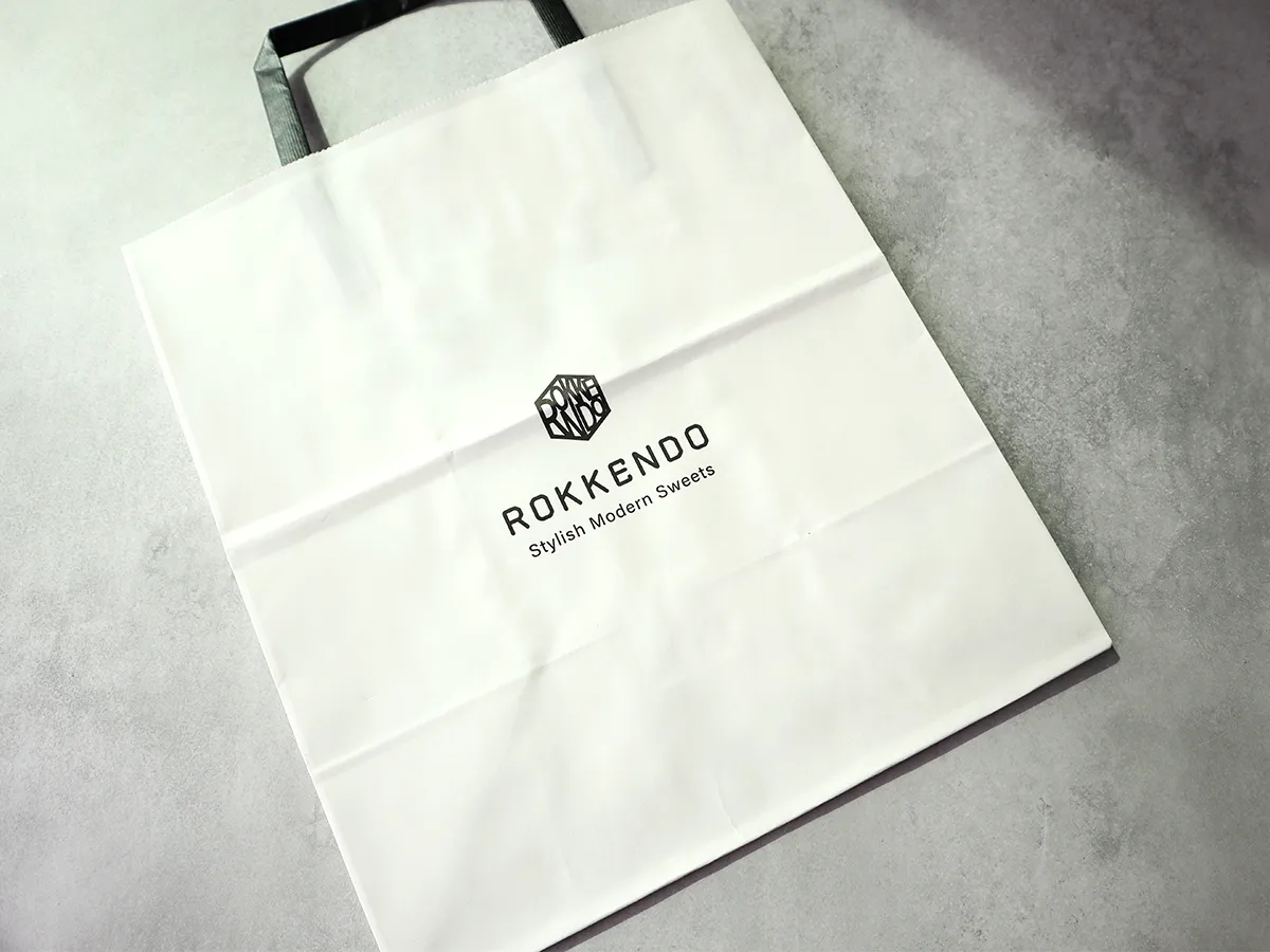 六縣堂ショッパー白地にロゴが入ったシンプルなデザイン