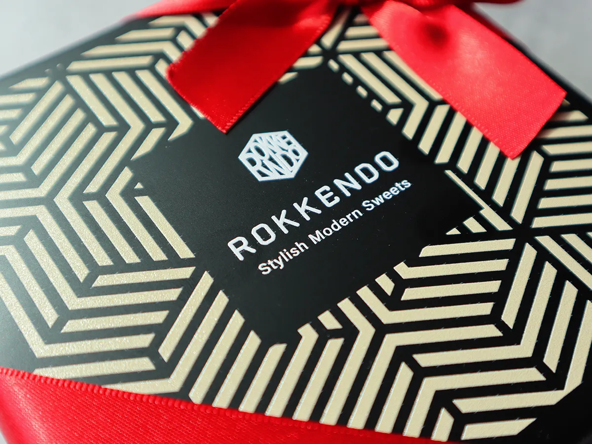 六縣堂フロランタン幾何学模様のスタイリッシュな缶