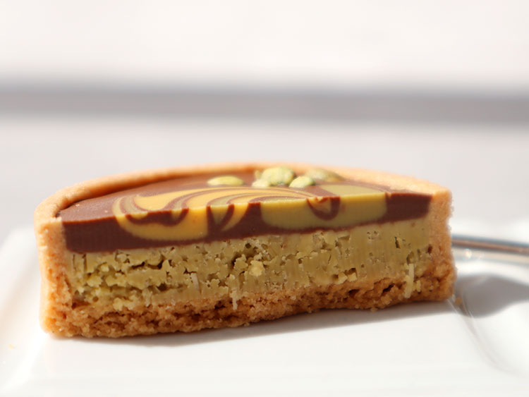 ロイスダール タルト・オ・ドバイ カダイフとピスタチオのショコラタルト断面