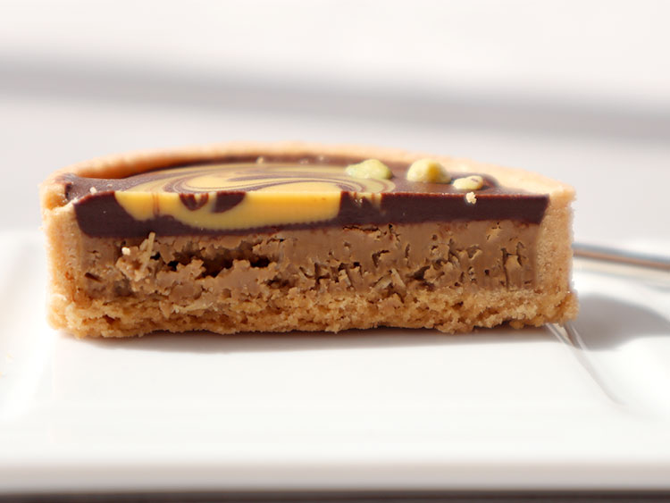 ロイスダール タルト・オ・ドバイ カダイフとピスタチオのショコラタルト断面