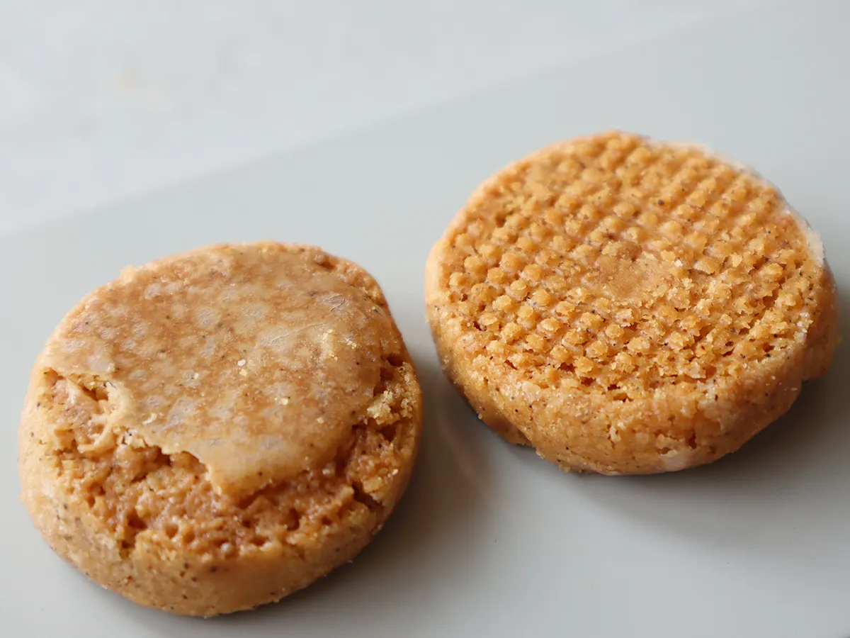 クリスタルバニラの黒い粒が見えるTERROIRのクッキー