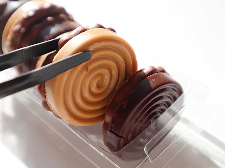 トゥルビヨン バイ ヤン ブリスのサブレ トゥルビヨンのパッケージと内容（2種類8個入り）