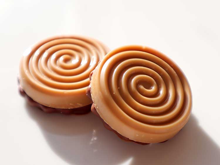 トゥルビヨン バイ ヤン ブリスのサブレ トゥルビヨン（アーモンドプラリネ＆ブロンドチョコレート）