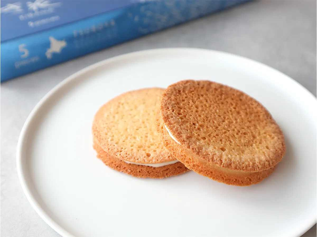 壺屋 き花 アーモンドガレットでホワイトチョコをサンド
